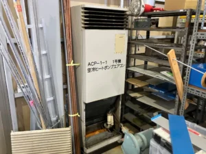 施工前：既設の床置き型（パッケージエアコン）