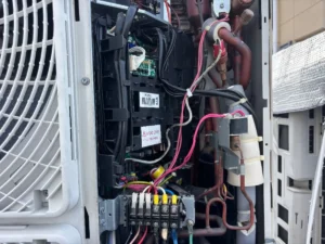 施工前：室外機内部の基板・電装の点検