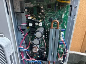 生駒市の業務用エアコン 施工中の作業