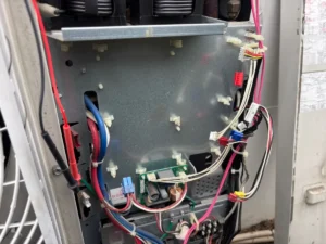 施工前：室外機内部の電装・基板の点検