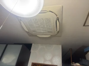 施工前：既設の天井カセット型の室内機