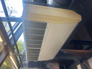 施工前：既設の天井カセット型の室内機