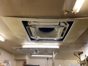 施工前：天井カセット型の室内機（内部を点検）