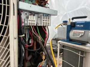 施工中：室外機の電装点検と真空ポンプでの真空引き