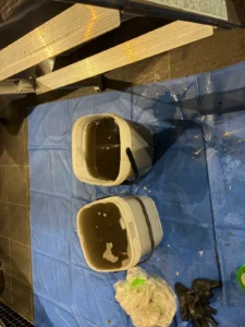 施工前：汚水が溜まったドレンパン（水漏れの原因）