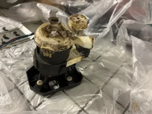 豊島区の業務用エアコン 施工中の作業